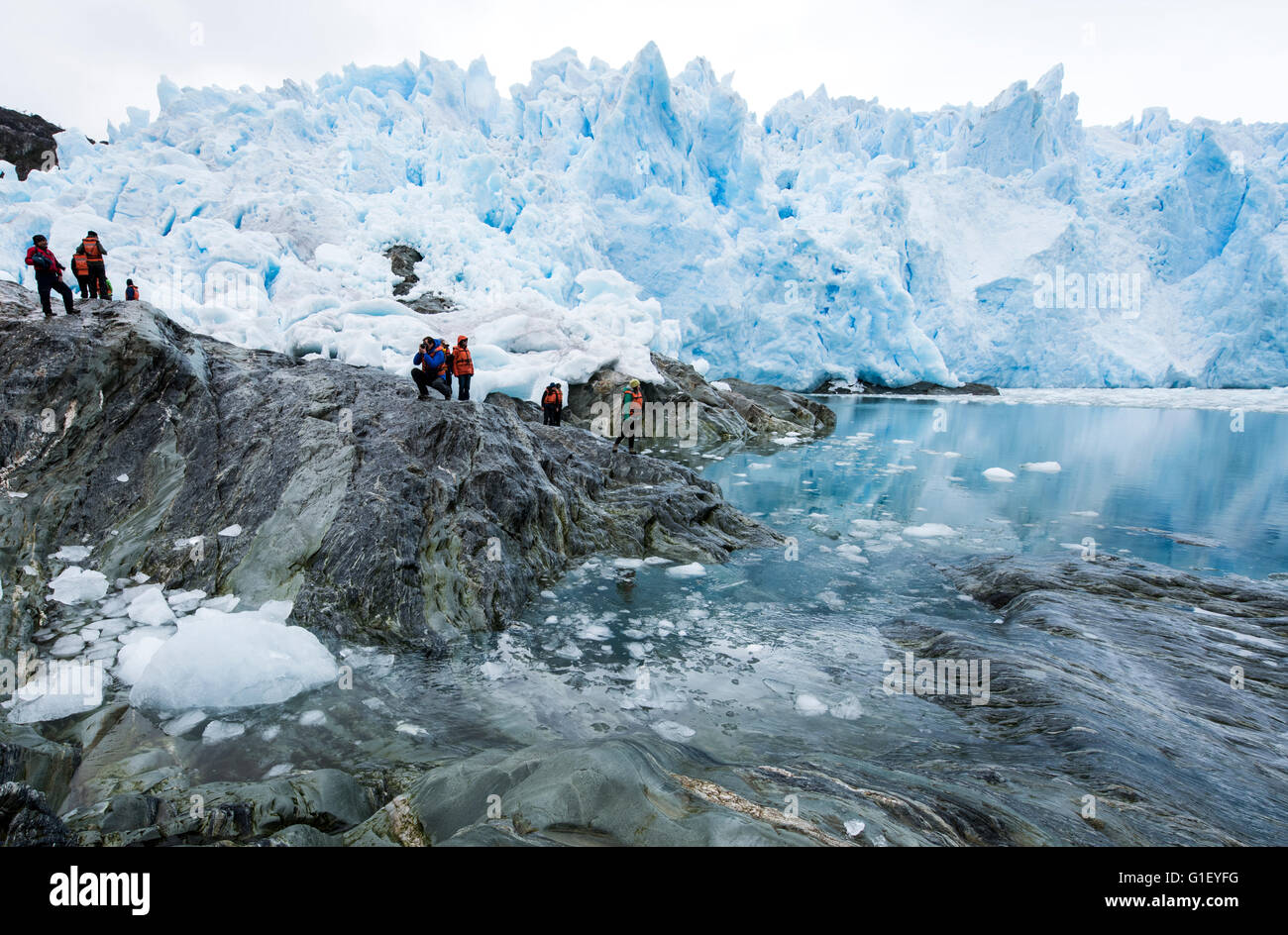 Touristen Brujo Gletscher Asien Fjord Patagonien Chile Stockfoto