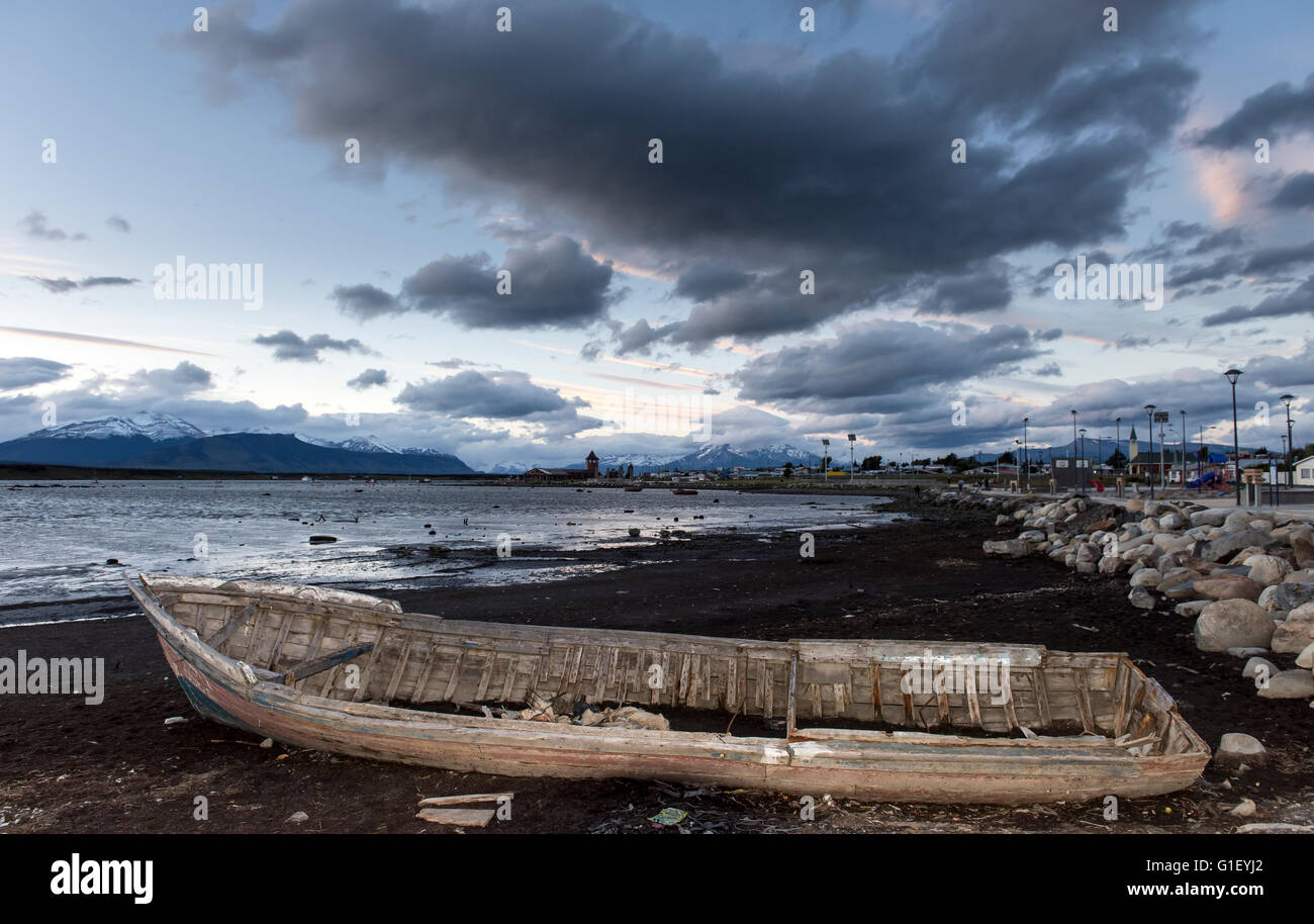 Angelboot/Fischerboot am Strand Puerto Natales chilenischen Patagonien Chile Stockfoto