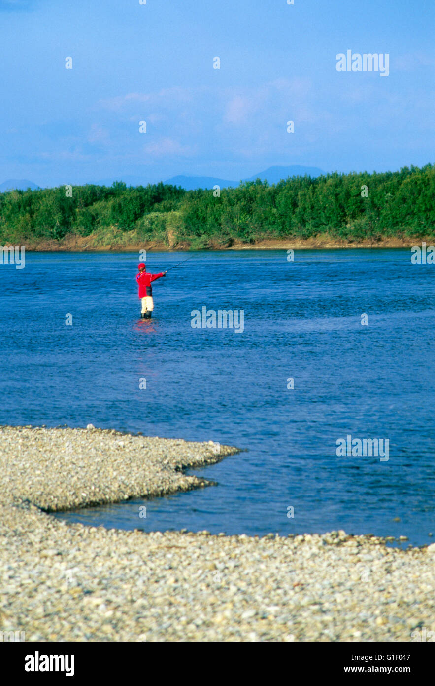 AMERIKANISCHEN ABENTEUER REISENDEN ANGELN FÜR ÄSCHEN; SIBIRIEN; TSCHUKTSCHEN-HALBINSEL; BELAJA FLUSS; MAGADAN REGION, RUSSISCHE FÖDERATION Stockfoto