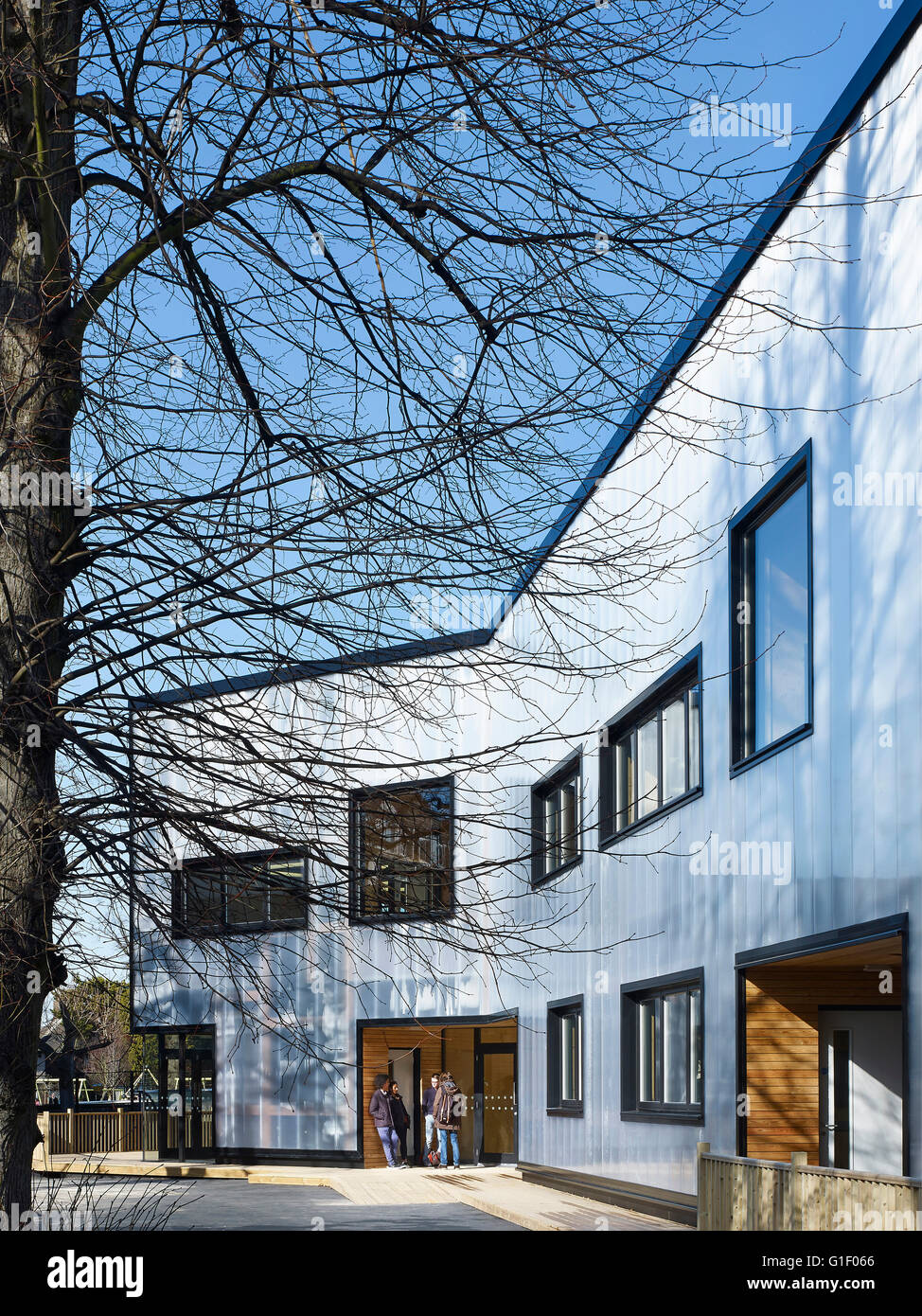 Tag innen- und Windows und Gruppe von Studenten am Eingang. Graveney Schule, Oberstufe Block, London, Vereinigtes Königreich. Architekt: Stadtprojekte Bureau, 2015. Stockfoto