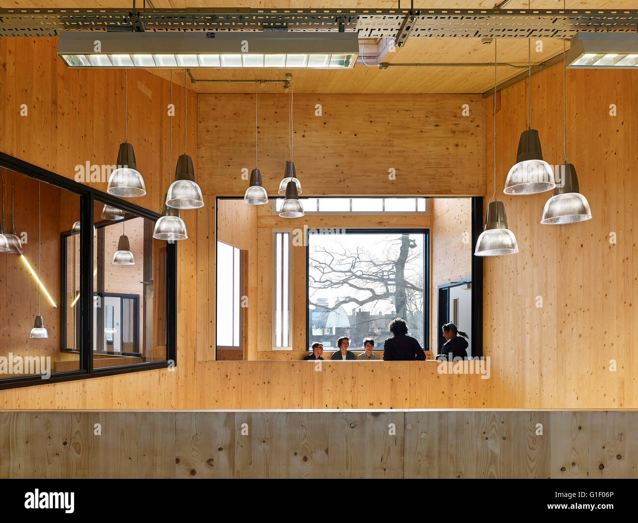 Interieur von doppelter Höhe Lobby und Studenten. Graveney Schule, Oberstufe Block, London, Vereinigtes Königreich. Architekt: Stadtprojekte Bureau, 2015. Stockfoto