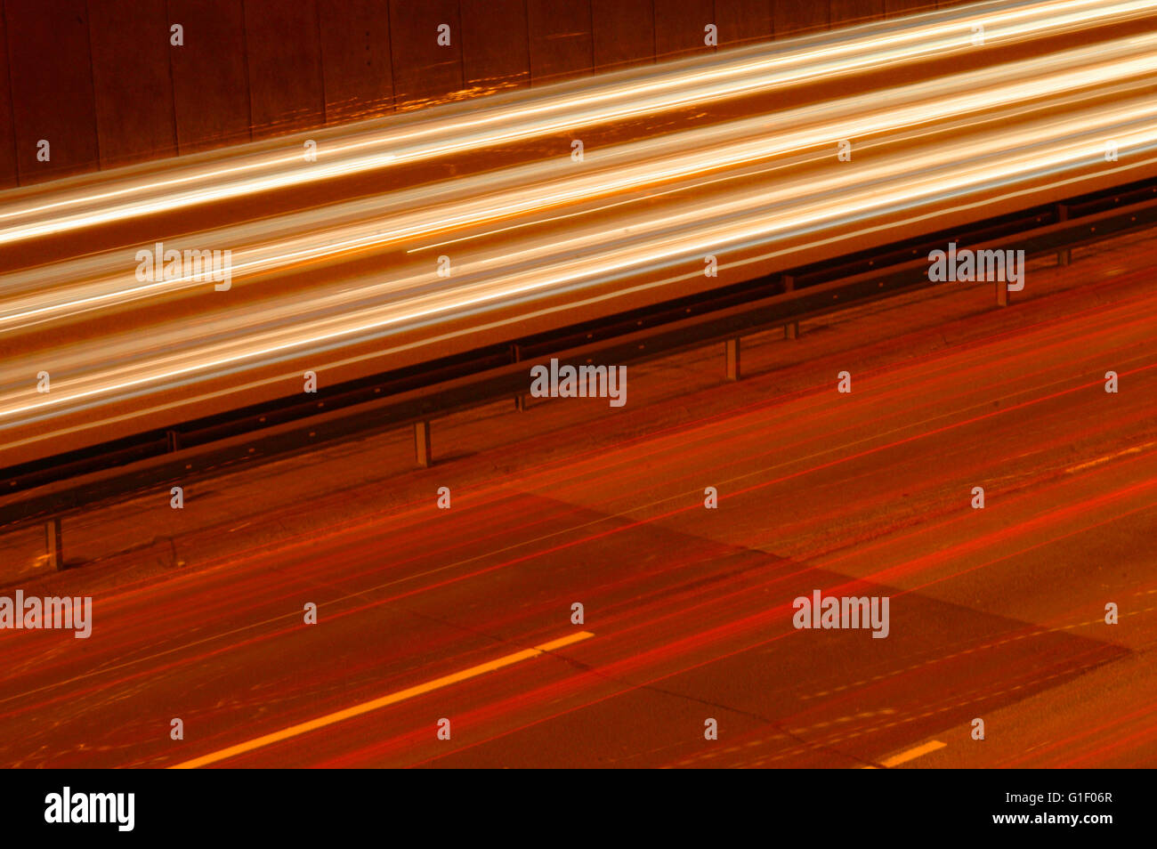 Lichtspuren - der Berliner Stadtring Abends. Stockfoto