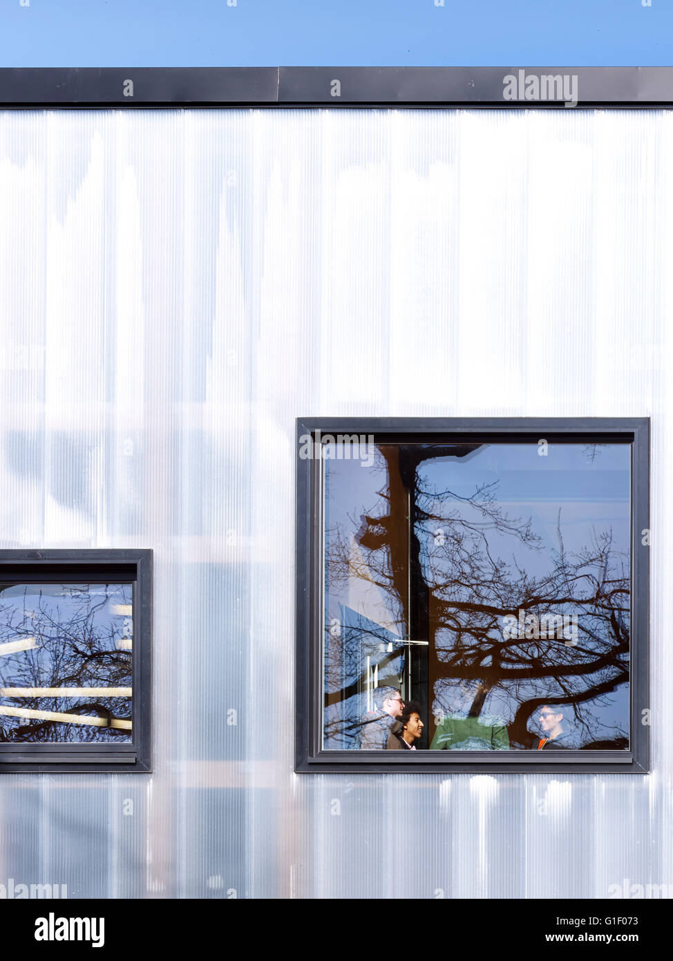 Tag außen, Fenster und Studenten im Fenster. Graveney Schule, Oberstufe Block, London, Vereinigtes Königreich. Architekt: Stadtprojekte Bureau, 2015. Stockfoto