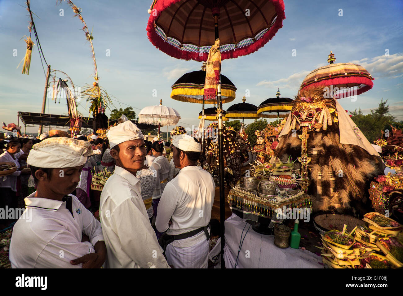 Rangda balinesischen Mythologie wird von vielen Menschen, die Durchführung der Rituale bei der Melasti Zeremonie auf Bali verehrt. Stockfoto