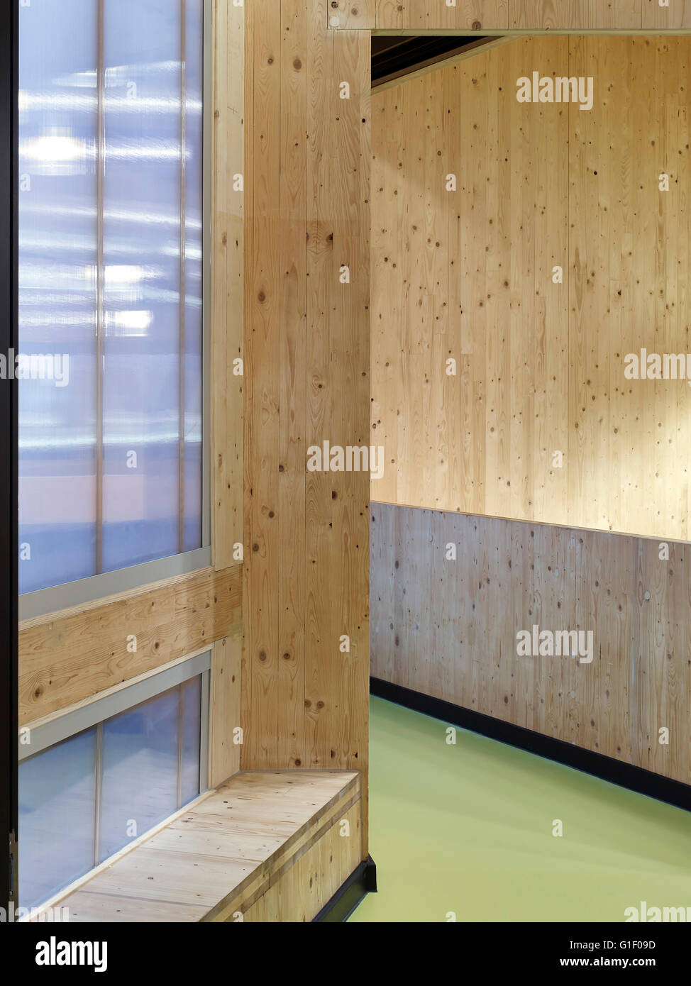 Detail der Cross Laminated Timber & integrierte Bank & grünen Boden. Graveney Schule, Oberstufe Block, London, Vereinigtes Königreich. Architekt: Stadtprojekte Bureau, 2015. Stockfoto