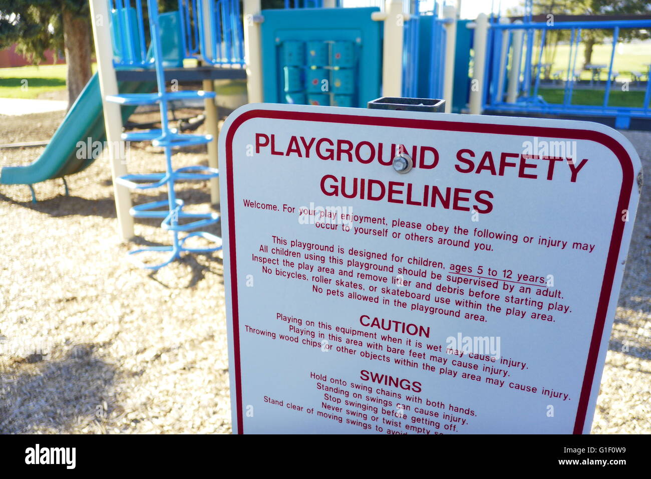 Zeichen vor der Spielplatz Spielplatz Sicherheits-Richtlinien und Regeln zeigen. Stockfoto