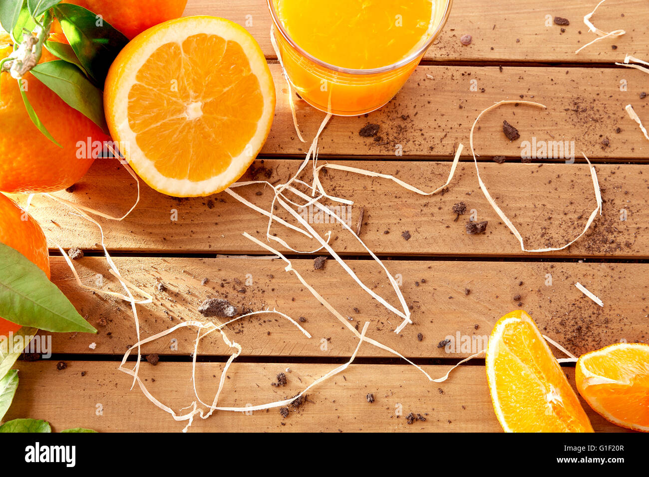 Glas Orangensaft auf einem Holztisch mit Orangen und orange Abschnitte. Horizontale Komposition. Ansicht von oben Stockfoto