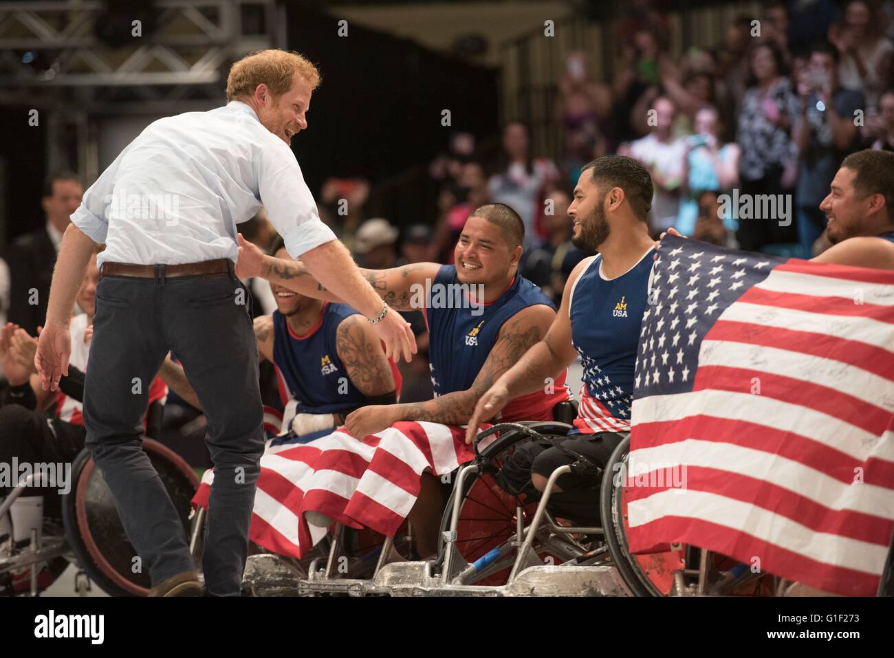 Seine königliche Hoheit Prinz Harry von Wales gratuliert der US-Rugby-Mannschaft nach dem Sieg über Dänemark gewinnen die Goldmedaille bei den 2016 Invictus spielen bei den ESPN Wide World of Sports Complex 11. Mai 2016 in Orlando, Florida. Invictus Games sind ein internationaler Paralympic-Stil Multi-sport-Veranstaltung, erstellt von Prinz Harry. Stockfoto