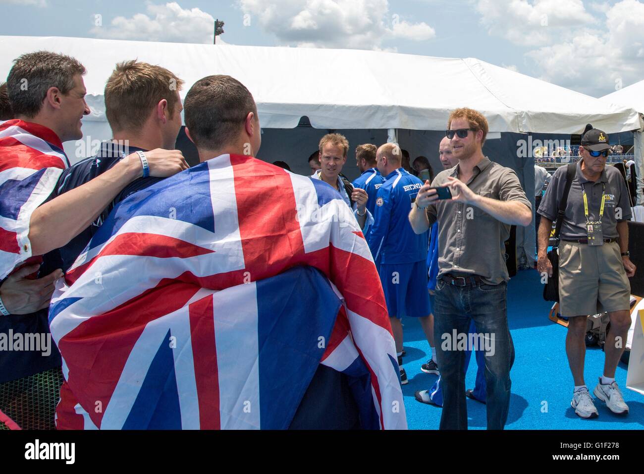 Seine königliche Hoheit Prinz Harry von Wales bereitet sich auf die britischen Medaillengewinner während der Spiele 2016 in Invictus auf der ESPN Wide World of Sports Complex 11. Mai 2016 in Orlando, Florida zu fotografieren. Invictus Games sind ein internationaler Paralympic-Stil Multi-sport-Veranstaltung, erstellt von Prinz Harry. Stockfoto