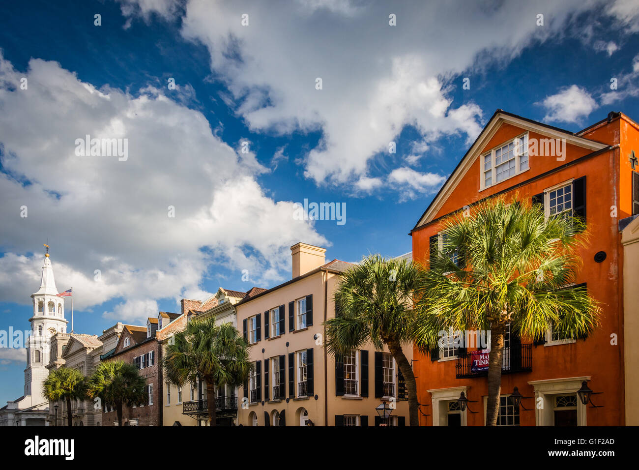 Bunte Gebäude an der Broad Street in Charleston, South Carolina. Stockfoto