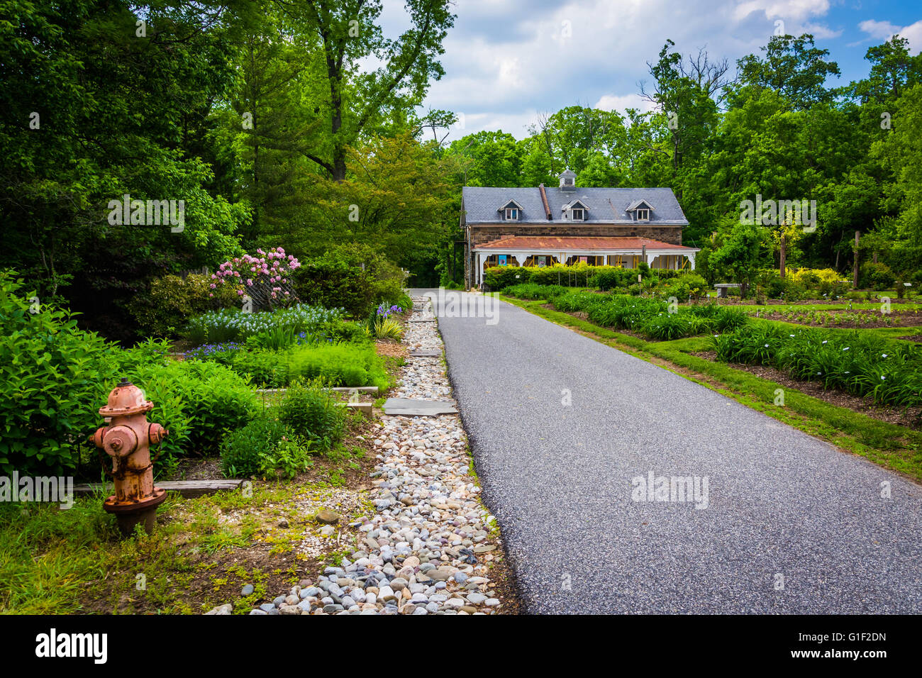 Haus und Garten entlang eines Pfades Cylburn Arboretum in Baltimore, Maryland. Stockfoto Haus und Garten entlang eines Pfades Cylburn Arboretum in Baltimore, Maryland. Stockfoto