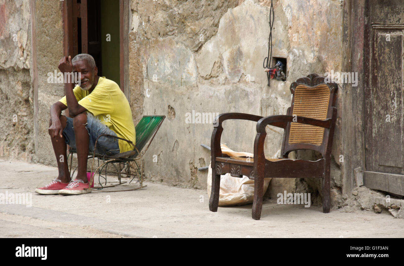 Älterer Mann sitzt vor seinem Haus, Havanna, Kuba Stockfoto