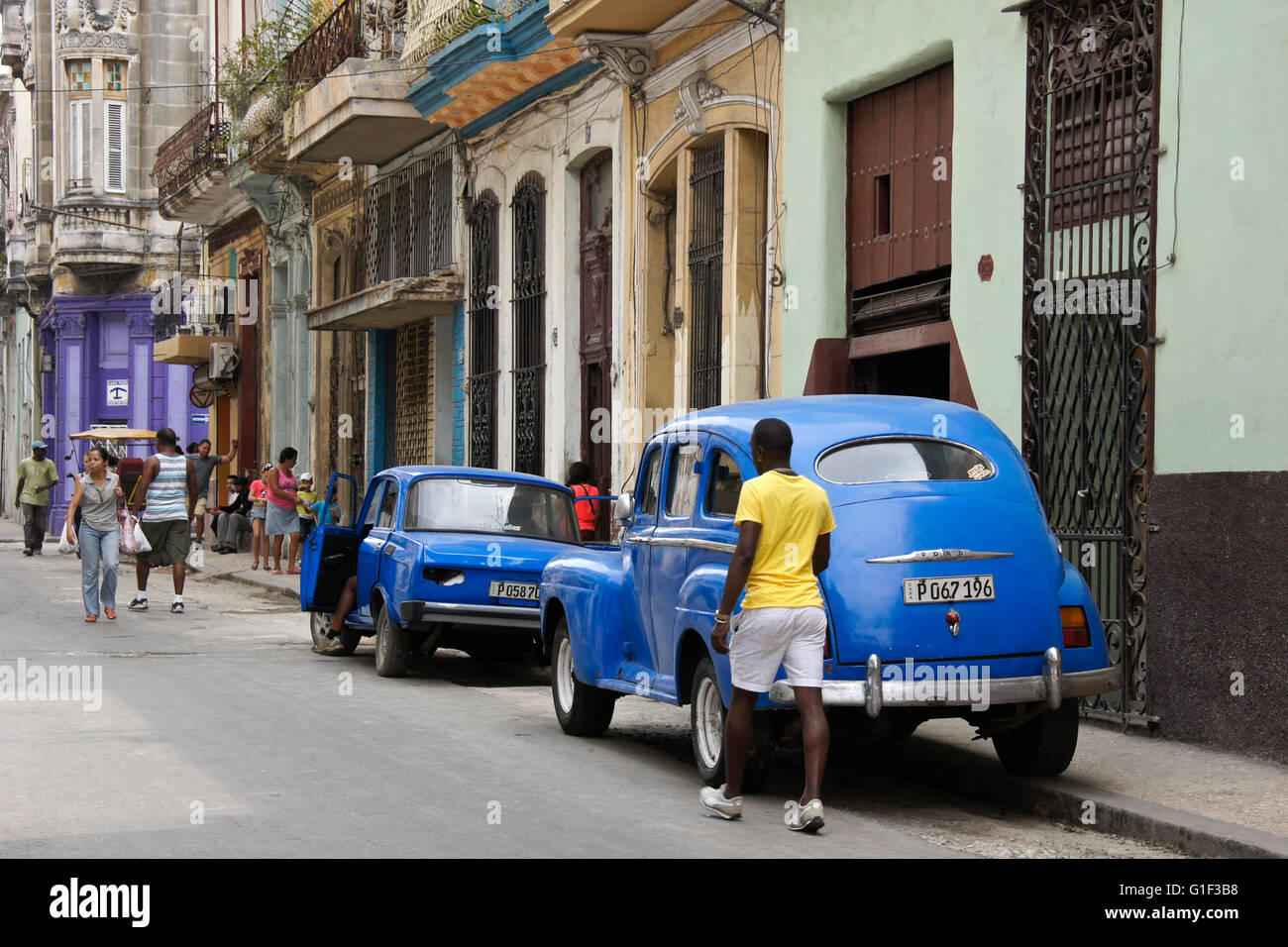 Alte Autos und verfallene Gebäude, Havanna, Kuba Stockfoto