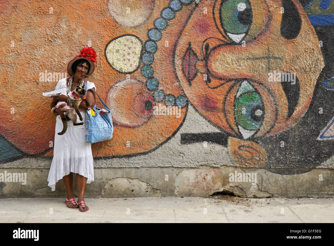 Zigarre rauchende Frau und ihre Katze vor Straße Wandbild, Havanna, Kuba Stockfoto