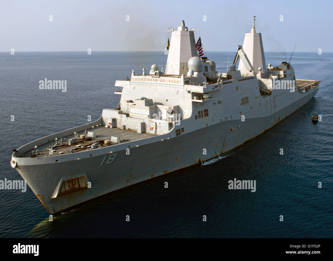 US Navy San Antonio-Klasse amphibious Transport dock Schiff USS New Orleans während der Operationen gegen den islamischen Staat 10. Mai 2016 in den Golf von Aden. Stockfoto