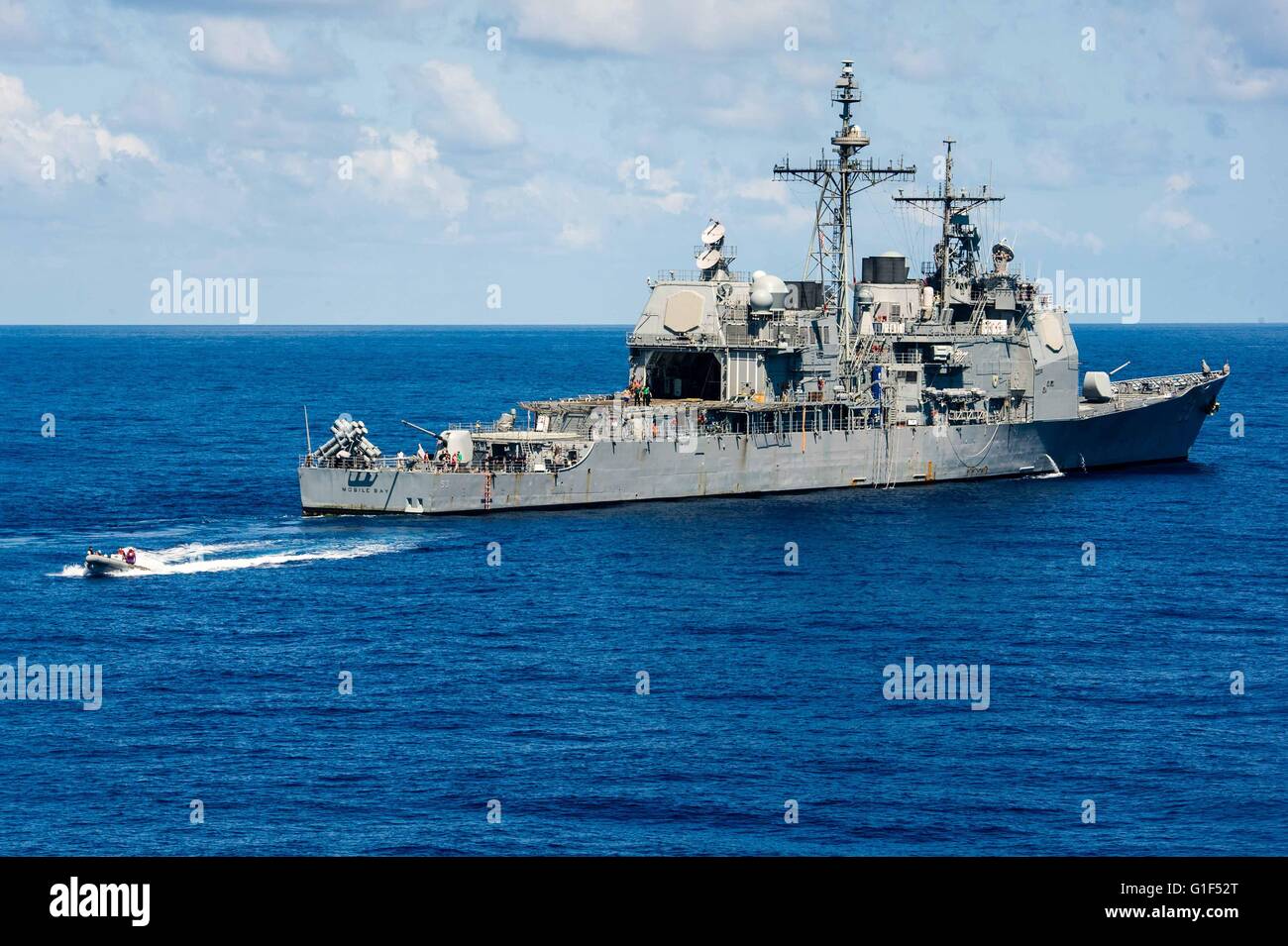 Der US-Navy Ticonderoga-Klasse geführt-Raketenkreuzer USS Mobile Bay im kleinen Boot Betrieb 8. Mai 2016 in das Südchinesische Meer. Stockfoto