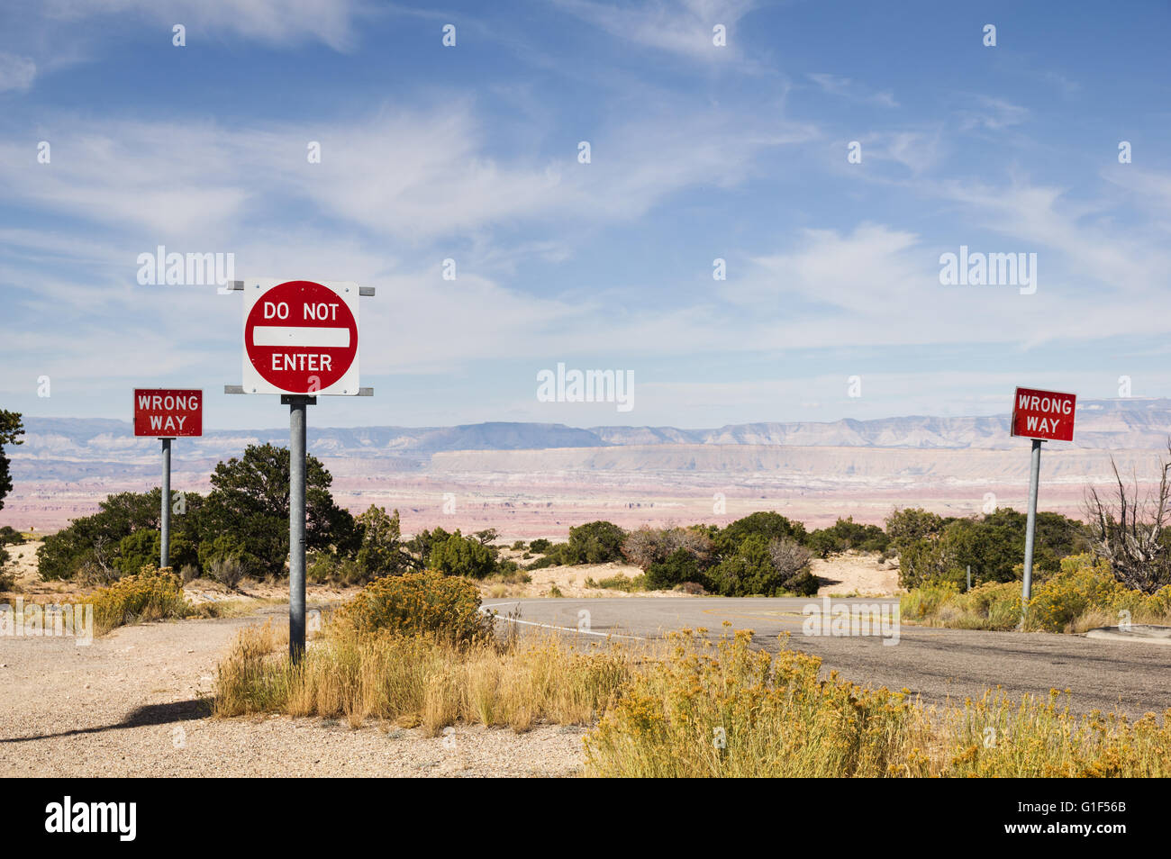 falscher Weg und geben Sie keine Anzeichen entlang einer Straße in der Wüste Südwesten Stockfoto