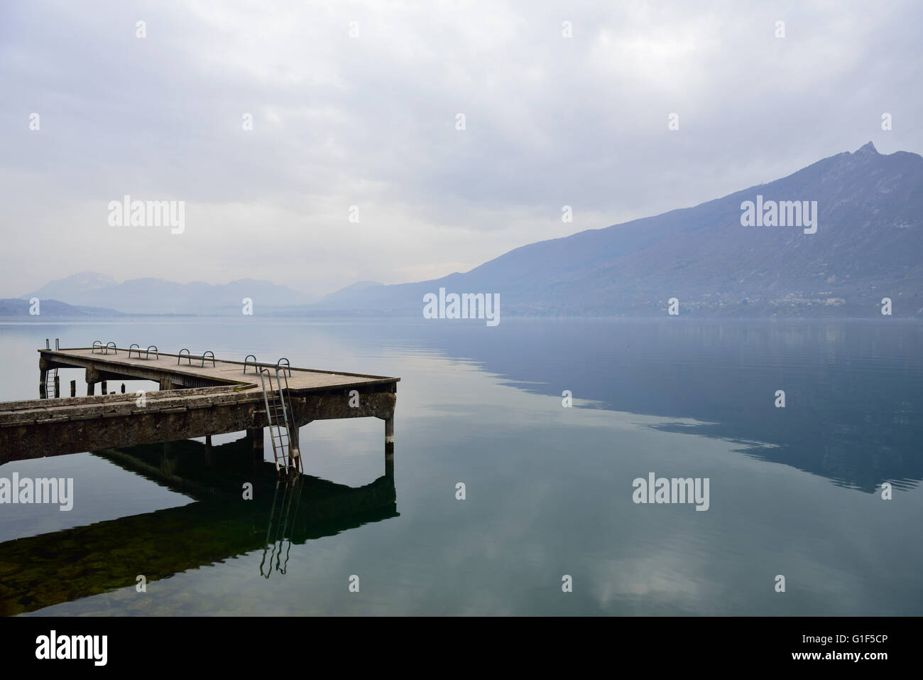 Blick auf nebligen See mit Badesteg, See (Lac) du Bouget von Stadt von Aix-Les-Bains Frankreich Südost Stockfoto