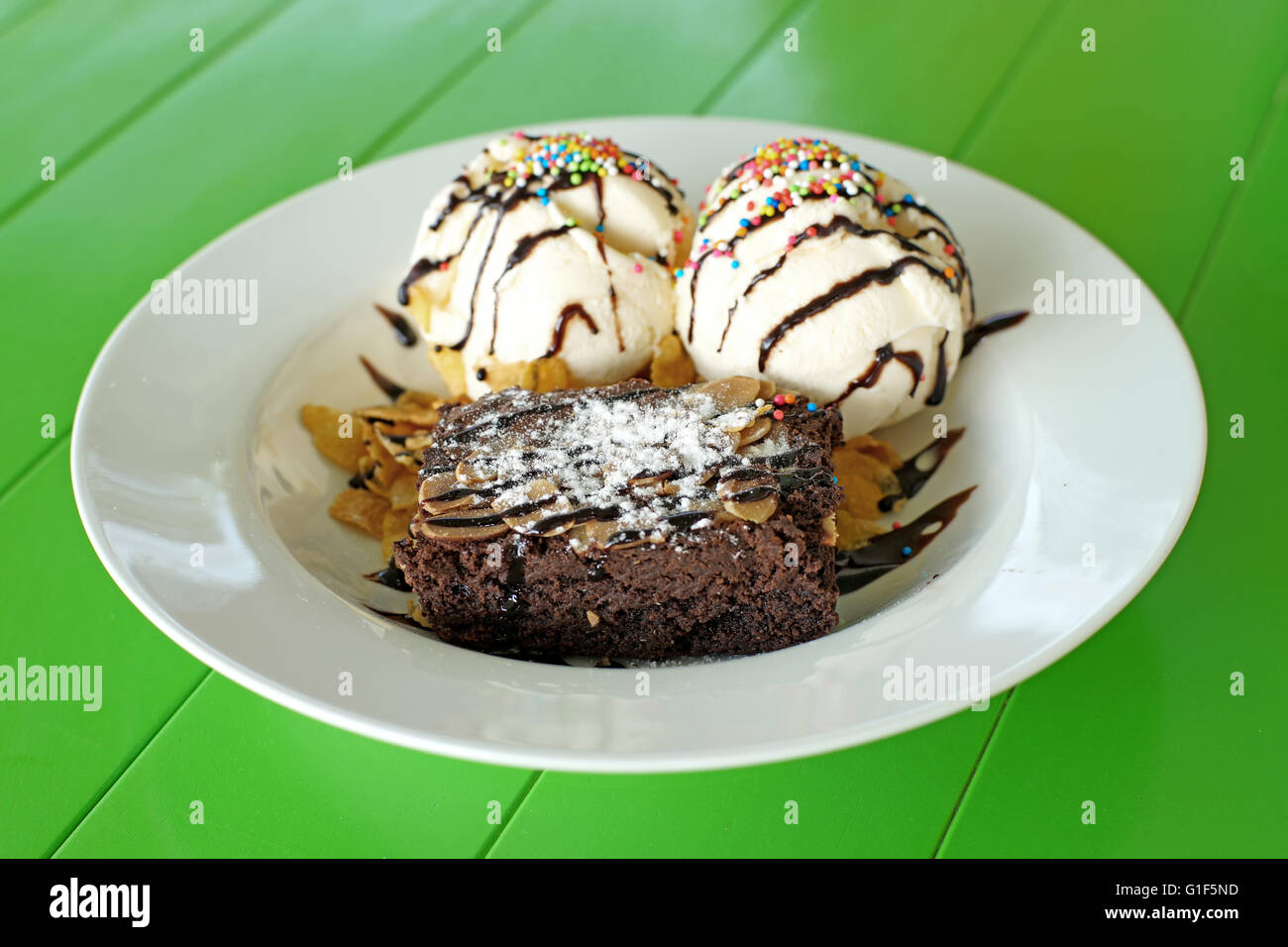 Schokoladen-Brownie mit Vanilleeis und Sahnehäubchen Glasur Stockfoto