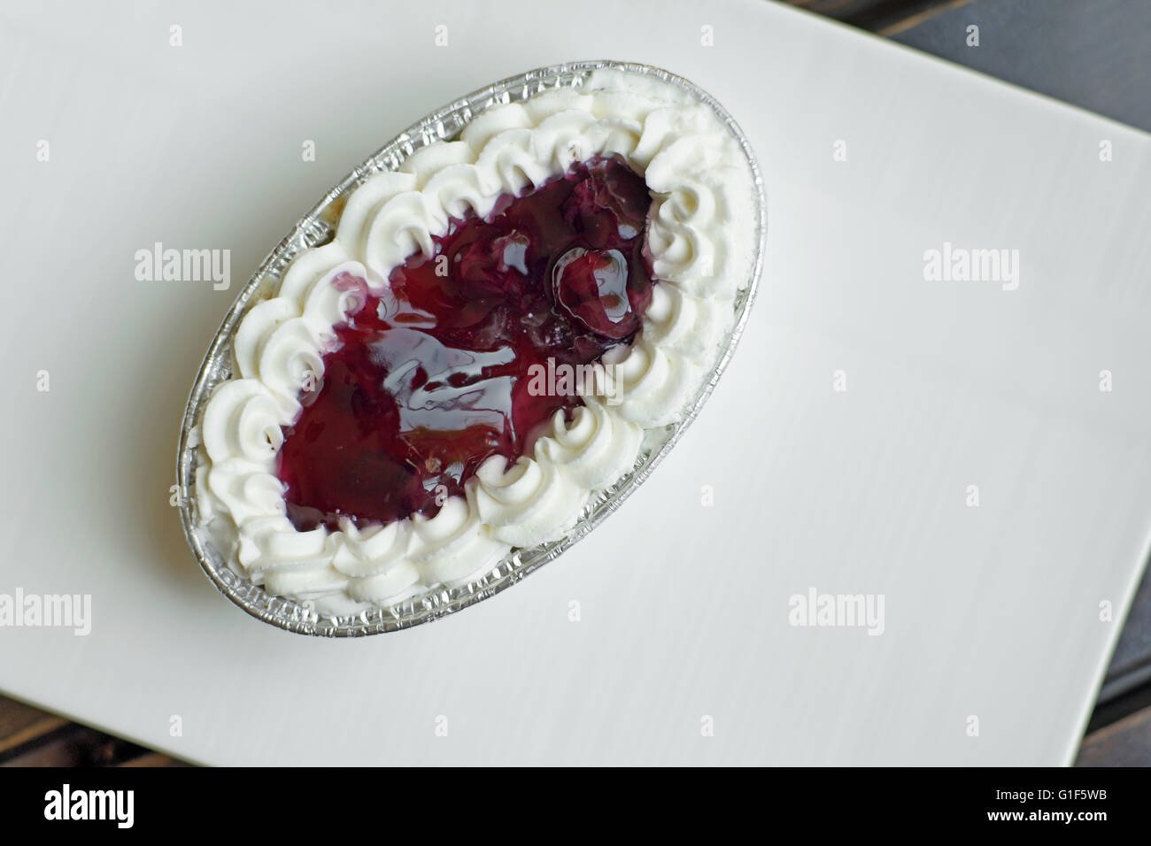 süßes Dessert Heidelbeere Kuchen auf weißen Teller Stockfoto