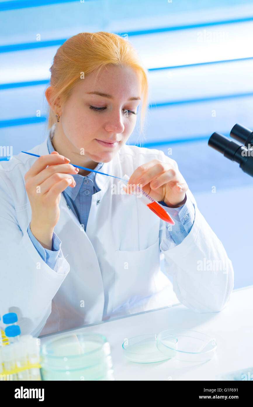 -MODELL VERÖFFENTLICHT. Weibliche Labor Techniker halten Reagenzglas. Stockfoto