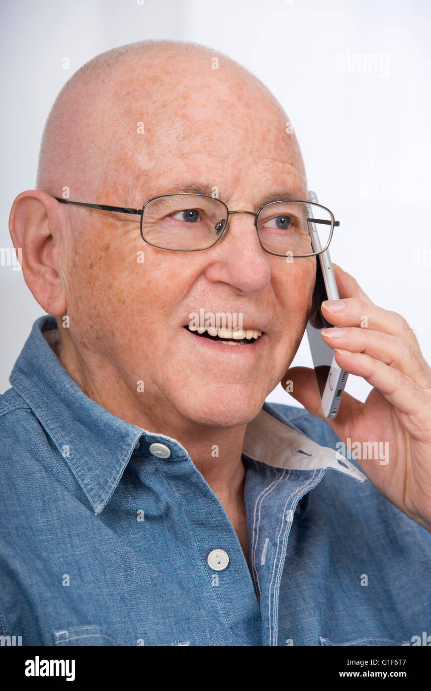 -MODELL VERÖFFENTLICHT. Ältere Mann auf dem Handy. Stockfoto