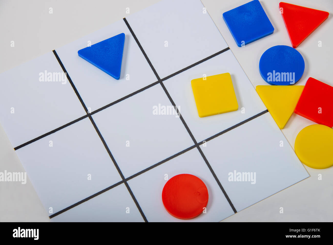 Ein Spiel mit farbigen Formen auf einem Gitter. Stockfoto