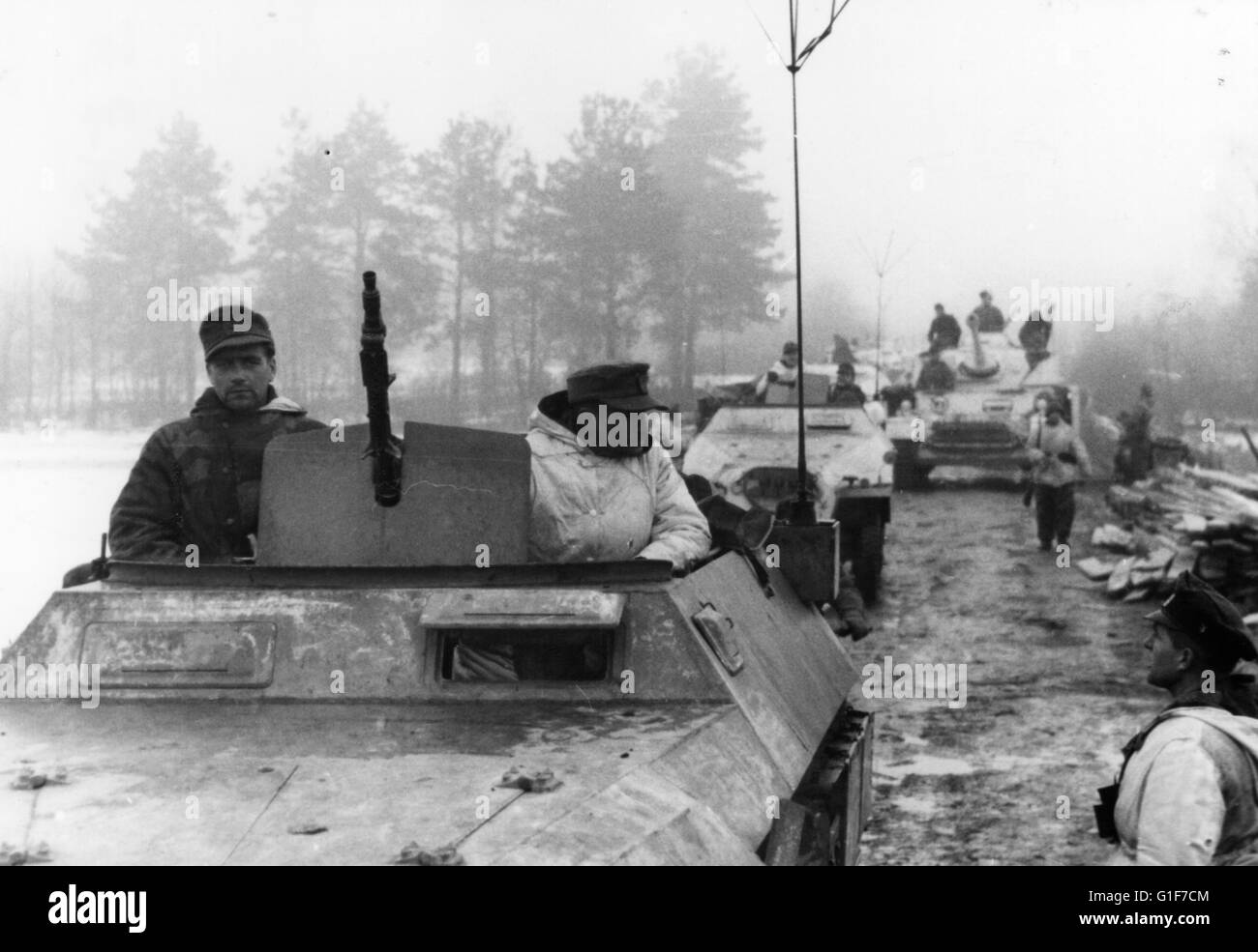 Deutschen Halbkettenfahrzeuge 251 und Tanks Schnee Tarnung Eastern Front 1943 Stockfoto