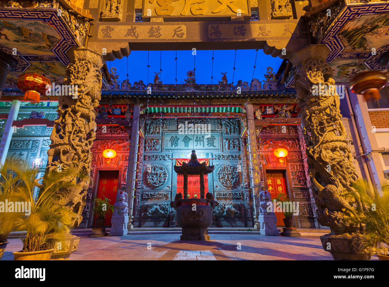 Abenddämmerung Blick auf beleuchtete Hainan Tempel, UNESCO-Weltkulturerbe, George Town, Penang, Malaysia Stockfoto
