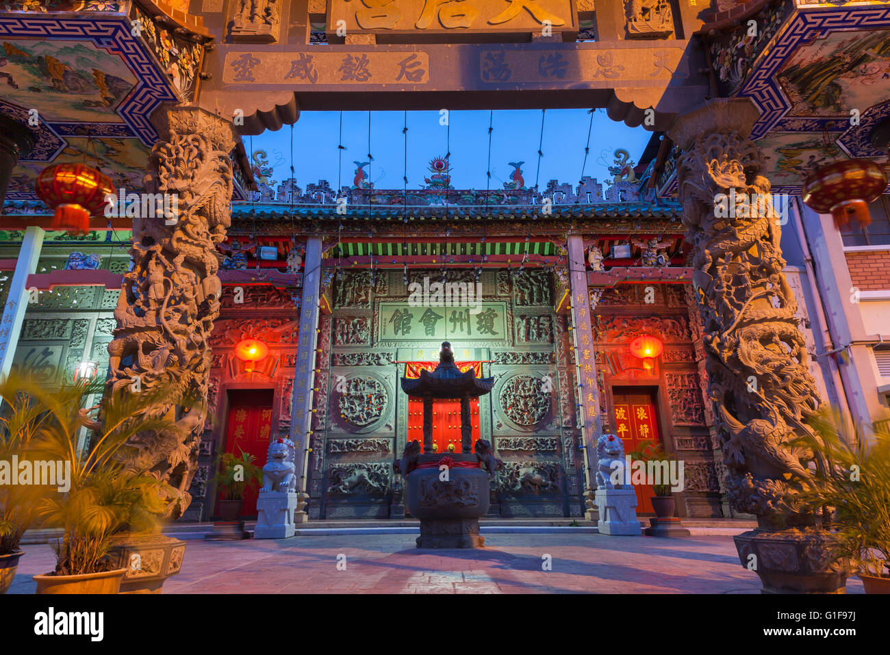 Abenddämmerung Blick auf beleuchtete Hainan Tempel, UNESCO-Weltkulturerbe, George Town, Penang, Malaysia Stockfoto