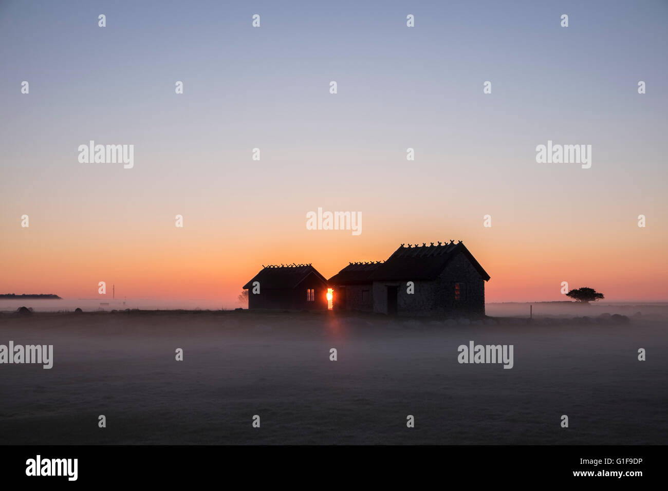 Sonnenaufgang und Landhäuser Stockfoto