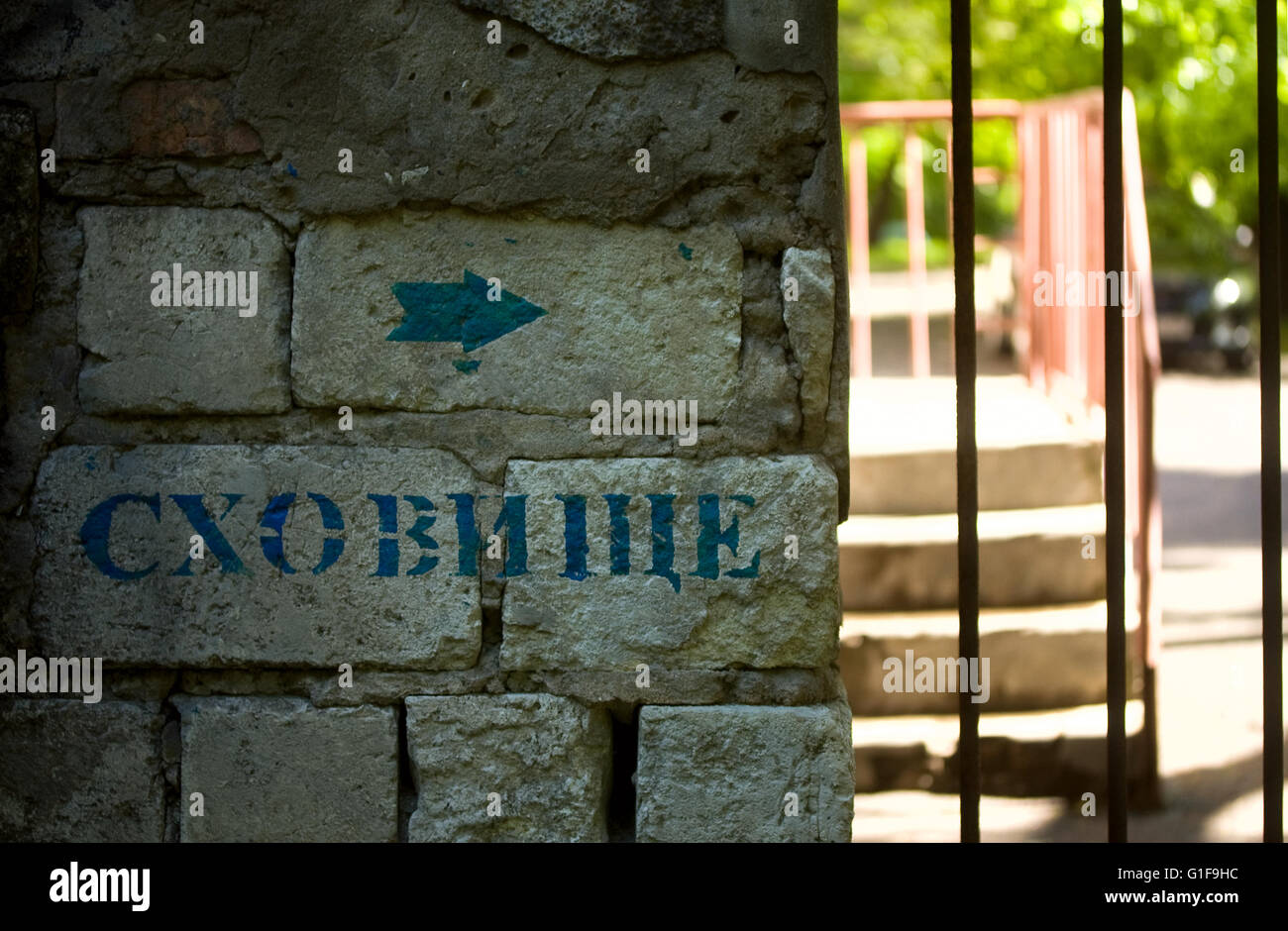 Realitäten des Krieges in der Ukraine. Zeiger-Luftschutzbunker in der friedlichen ukrainischen Stadt bei anhaltenden feindlichen aggression Stockfoto