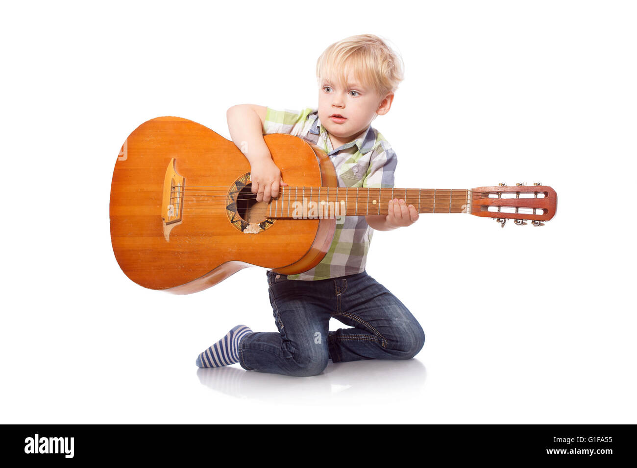 Netter Junge mit der klassischen Gitarre. Isoliert auf weißem Hintergrund Stockfoto