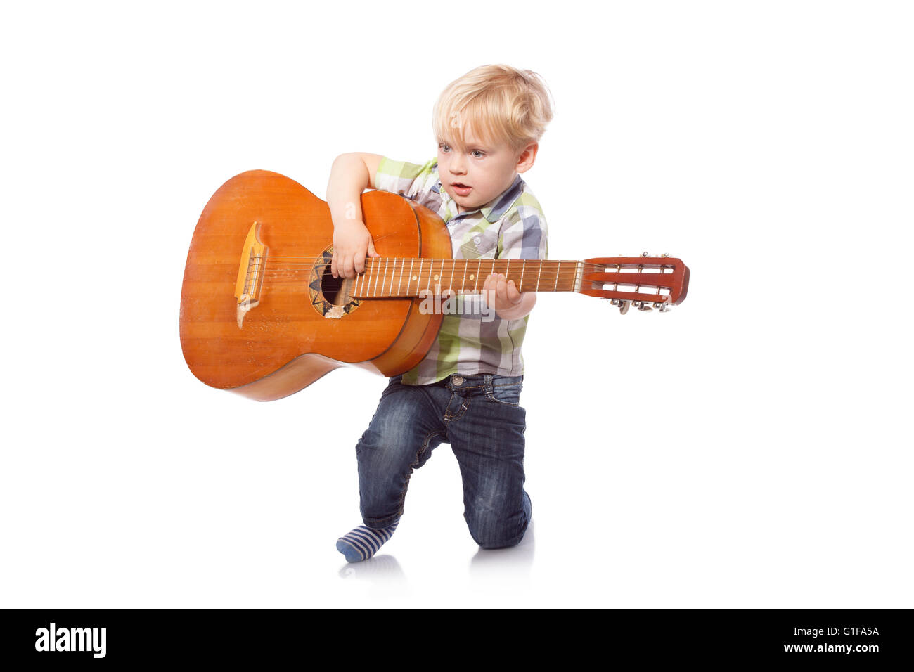 Netter Junge mit der klassischen Gitarre. Isoliert auf weißem Hintergrund Stockfoto