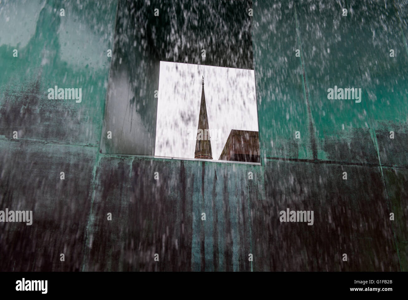 Eines der Coventry drei Türme durch eine Wasserfontäne, Coventry, Westmidlands, Vereinigtes Königreich. Stockfoto