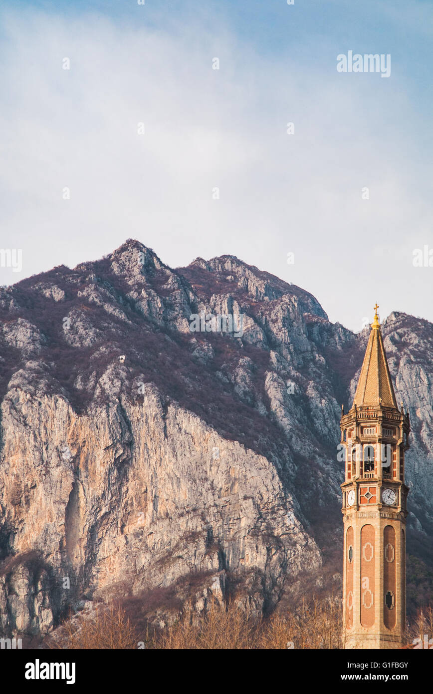 Lecco Glockenturm und Berge Stockfoto