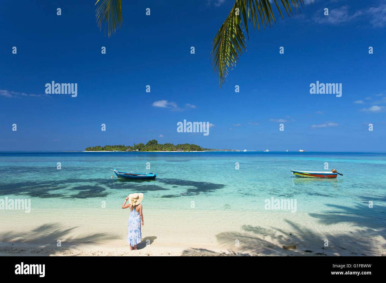 Frau am Strand, Insel Rasdhoo, Nord Ari Atoll, Malediven (MR) Stockfoto