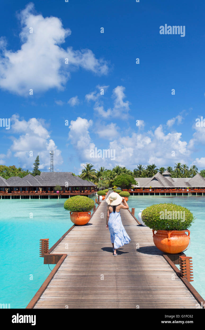 Frau am Pier in Olhuveli Beach und Spa Resort, Süd Male Atoll, Kaafu Atoll, Malediven Stockfoto