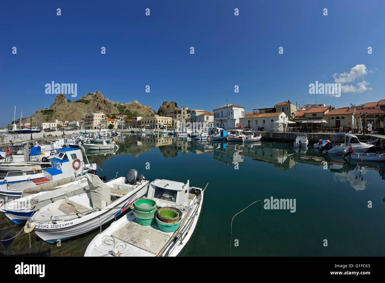Schöne malerische Myrina Stadt Haven und seine ruhige Reflexionen auf der Wasseroberfläche klaren Meer. Weiten Blick. Limnos, Griechenland Stockfoto
