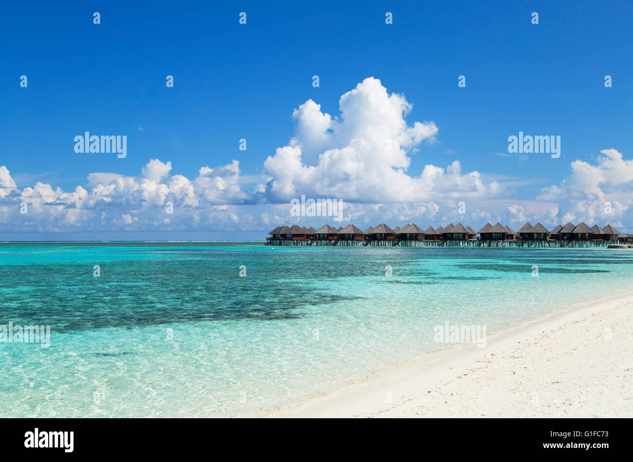 Overwater-Villen im Olhuveli Beach und Spa Resort, Süd Male Atoll, Kaafu Atoll, Malediven Stockfoto
