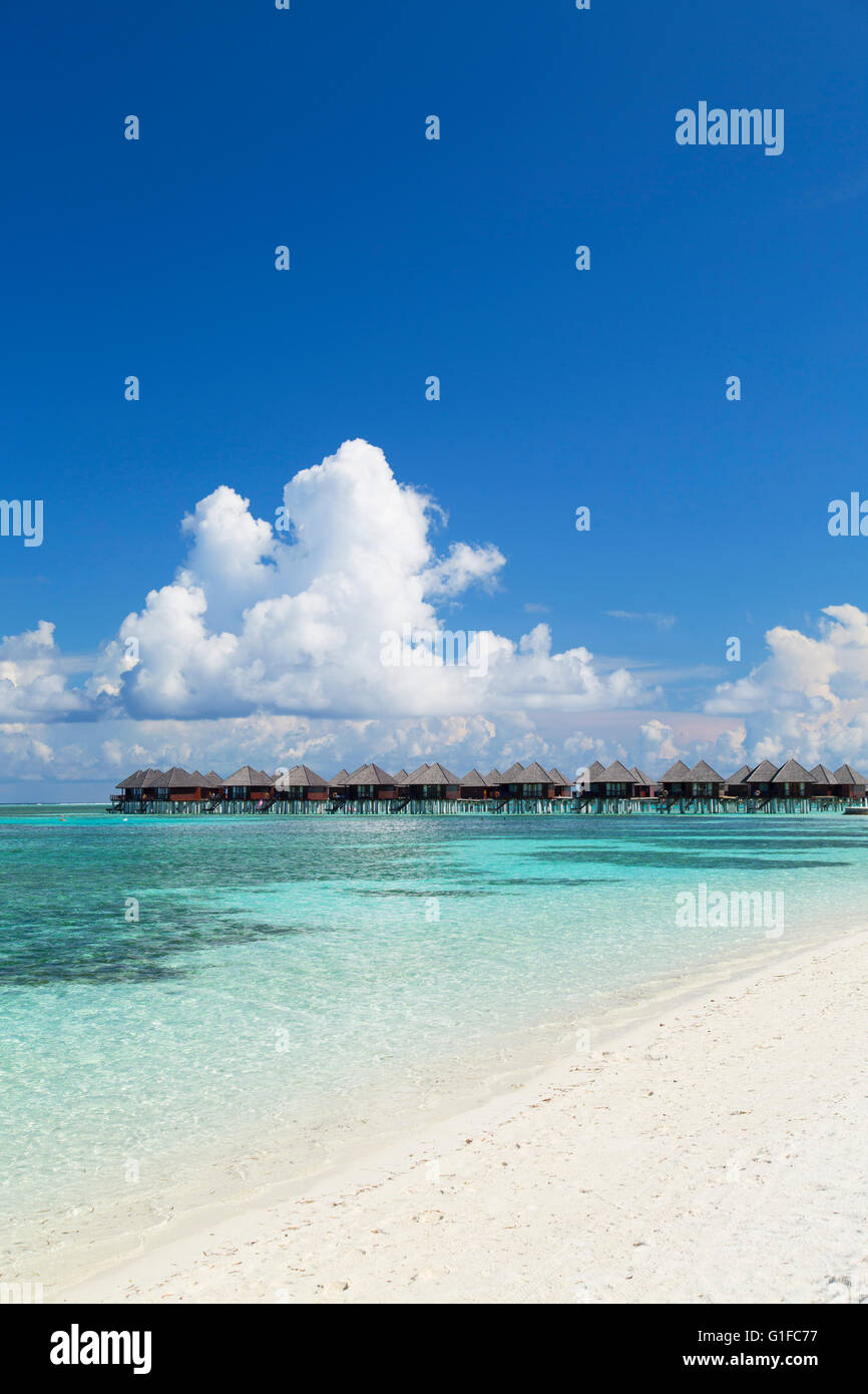 Overwater-Villen im Olhuveli Beach und Spa Resort, Süd Male Atoll, Kaafu Atoll, Malediven (PR) Stockfoto
