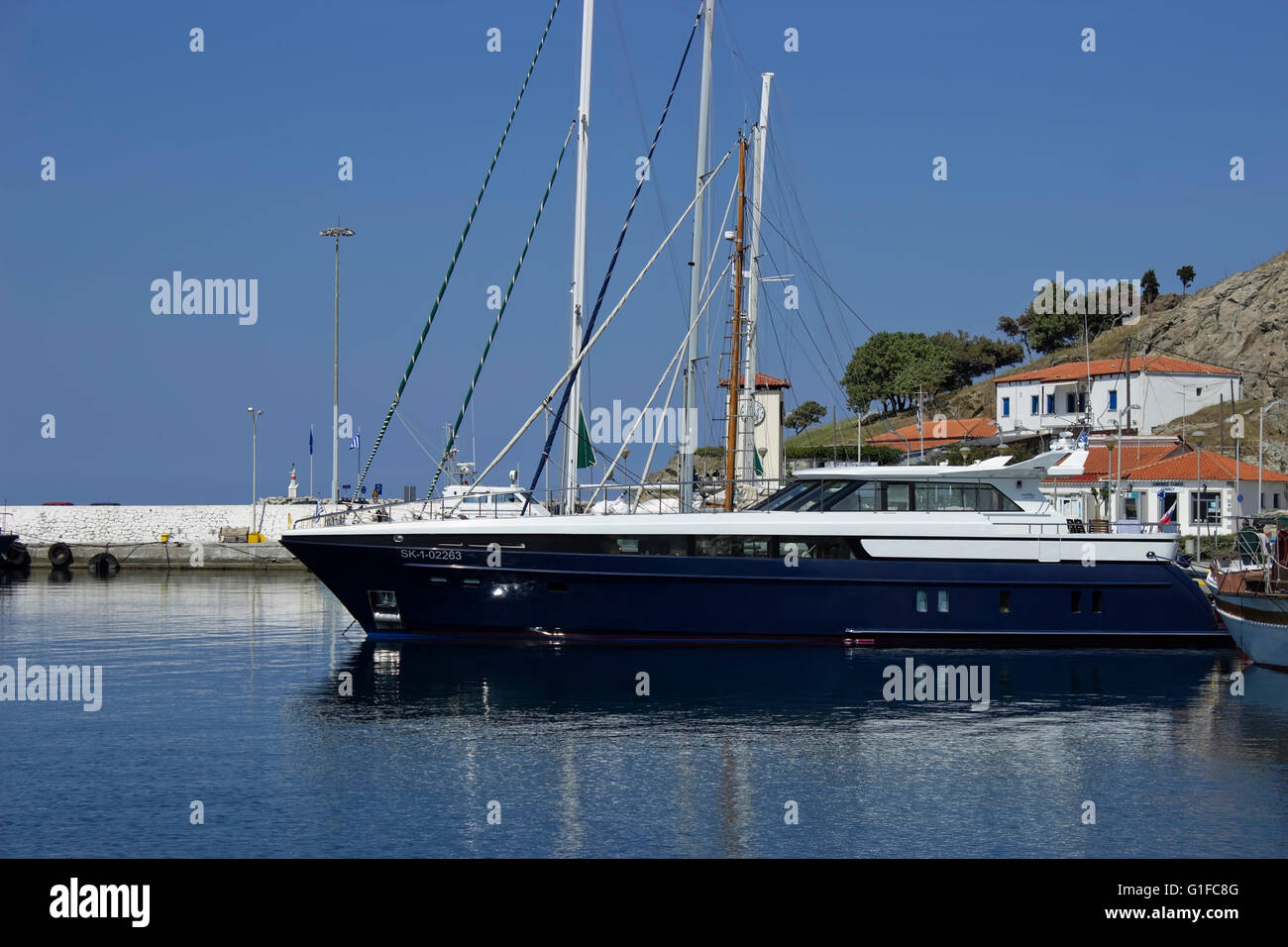 Blaue luxuriöse Superyacht verankert im Stadthafen von Myrina im Sommer. Lemnos oder Limnos Insel, nordöstliche Ägäis, Griechenland. Stockfoto