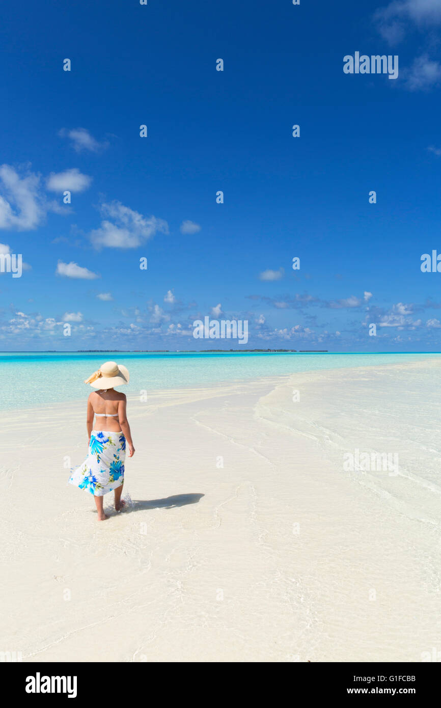 Frau auf der tropischen Insel, Süd Male Atoll, Kaafu Atoll, Malediven Stockfoto