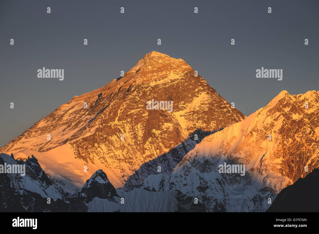 Alpen Glühen über das Gesicht des Mt. Everest und Nuptse Berg während des Sonnenuntergangs im Himalaya Stockfoto