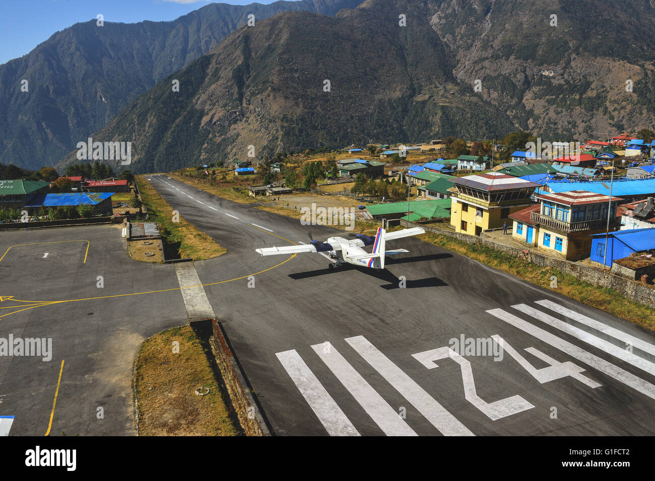 Ausziehen Sie aus der kurzen Startbahn in Lukla Airport in der Nähe von Mt Everest Stockfoto