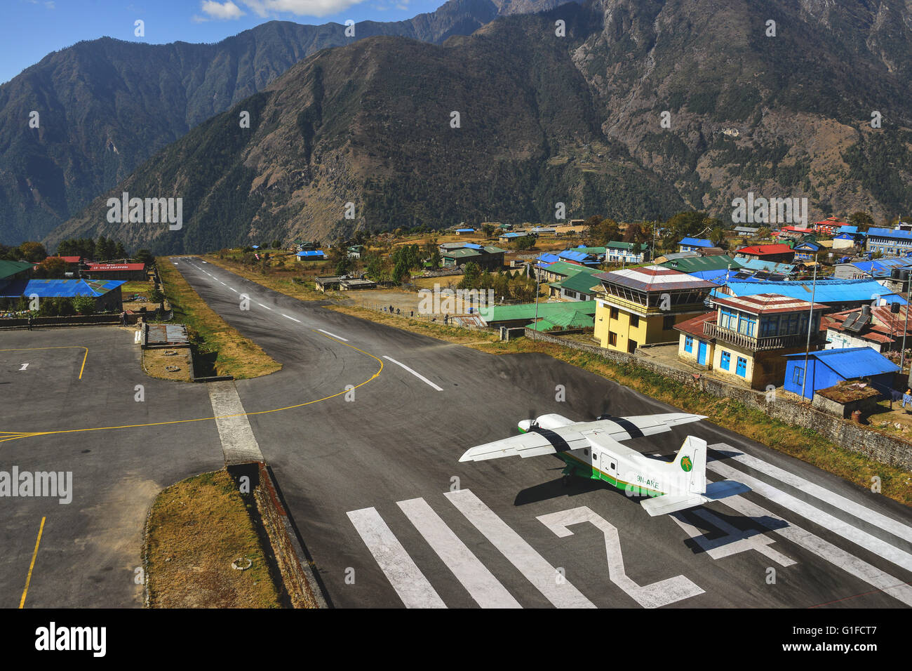 Ausziehen Sie aus der kurzen Startbahn in Lukla Airport in der Nähe von Mt Everest Stockfoto