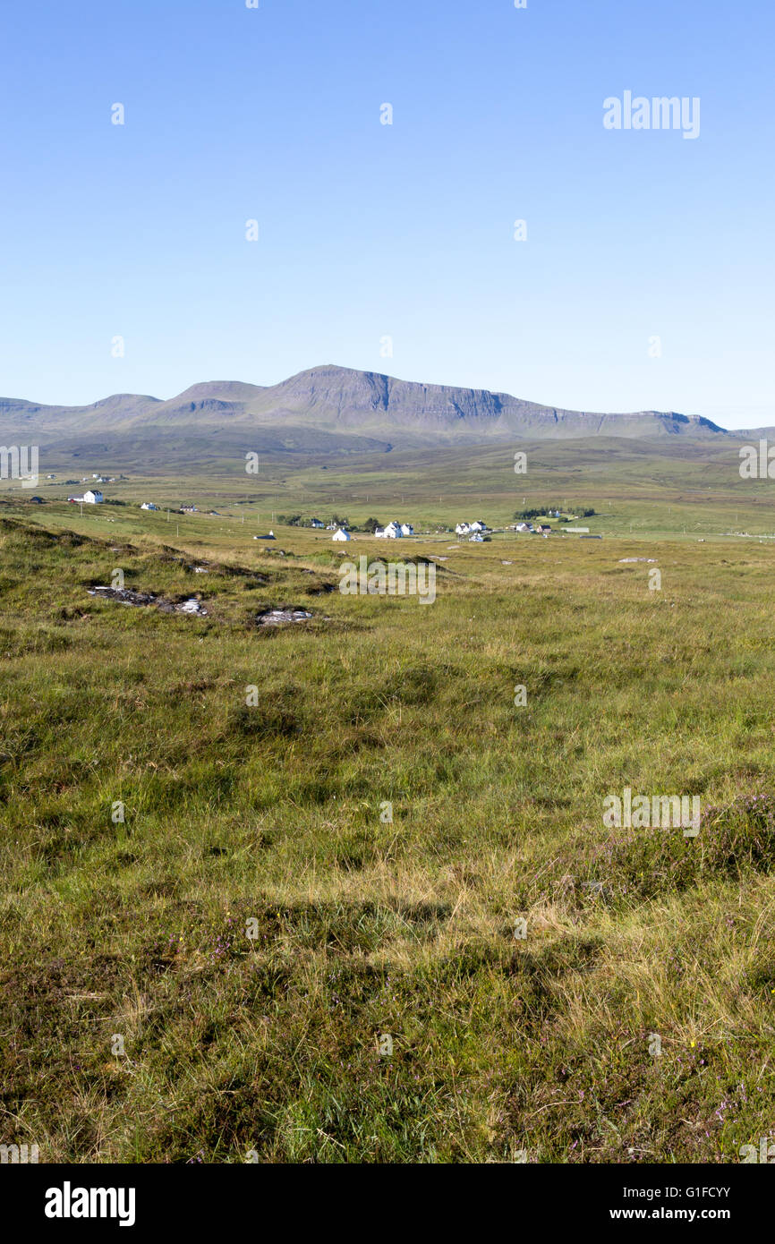 Blick auf die Landschaft der Cottages vor Bergkette, Isle Of Skye, innere Hebriden, Schottland Stockfoto