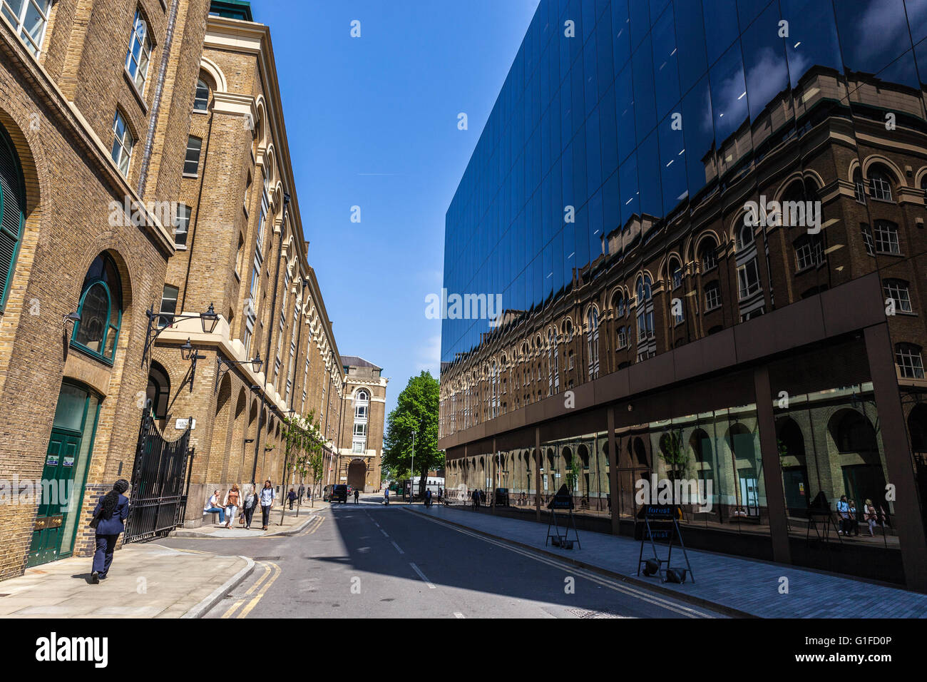 Stehen Sie sich zwischen moderner und klassischer Architektur, Schlacht Bridge Lane, London Borough of Southwark, SE1, England, UK Stockfoto