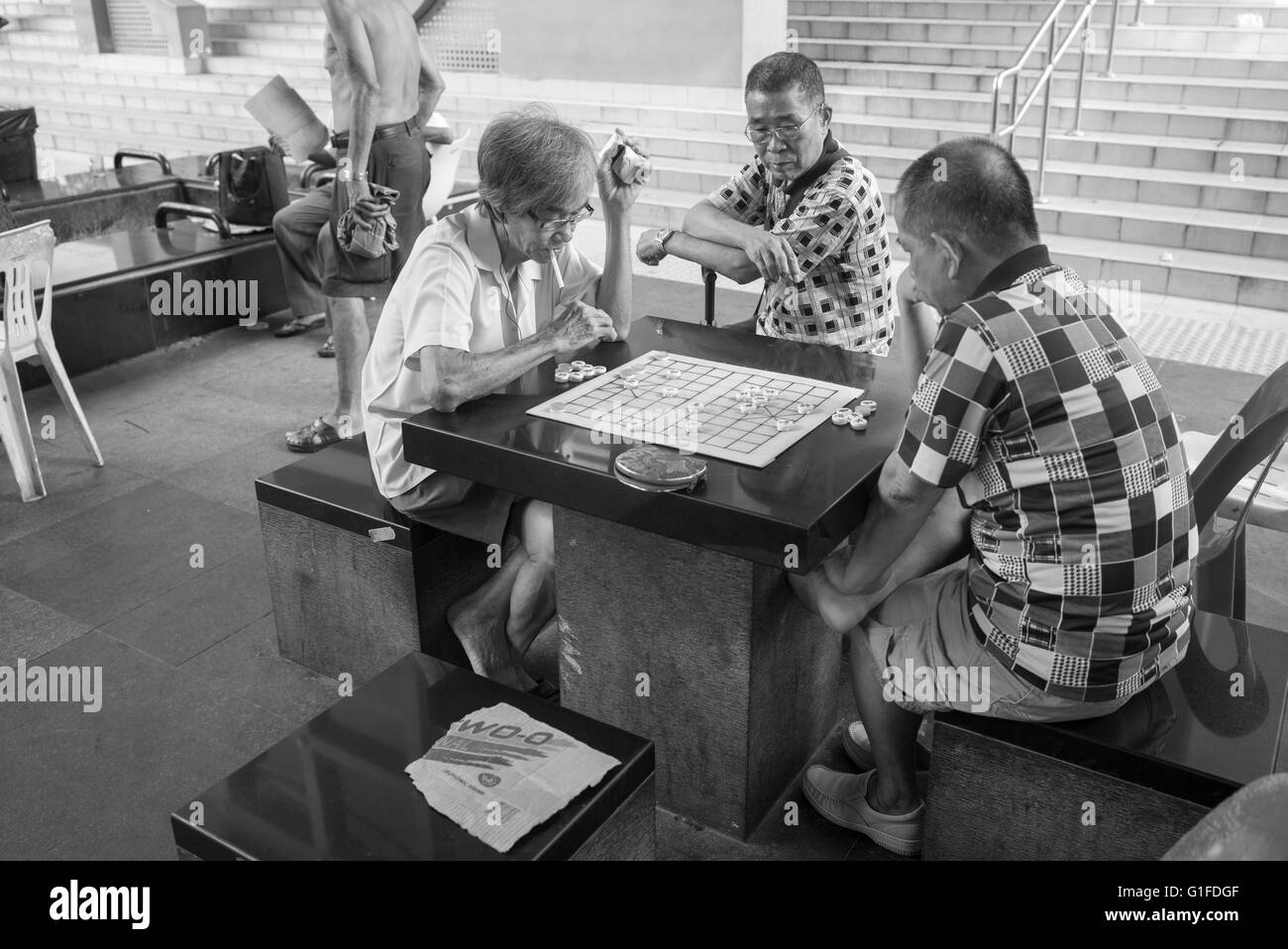 Ältere Singaporean chinesische chinesisches Schach spielen und entspannen Sie sich in Chinatown, Singapur Stockfoto