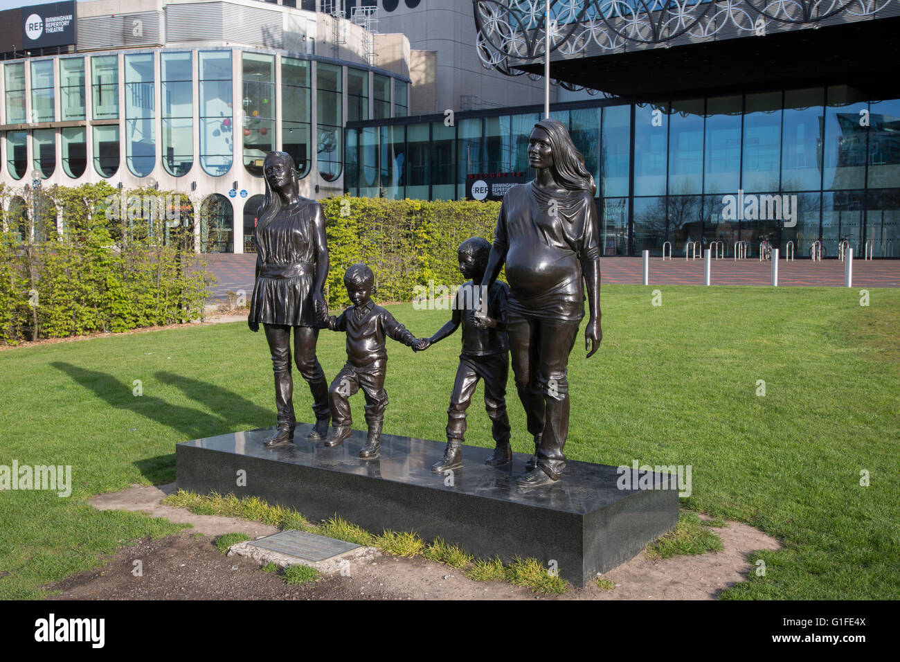 Eine echte Birmingham Familie - Skulptur durch das tragen, Centenary Square; Birmingham, England Stockfoto